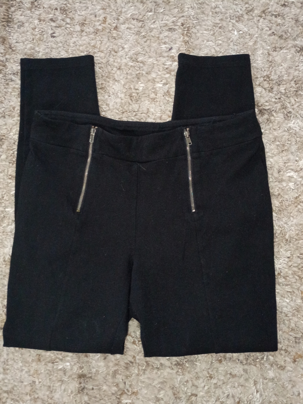 HUE Black Ponte Knit Capri Pants with Front Zippers